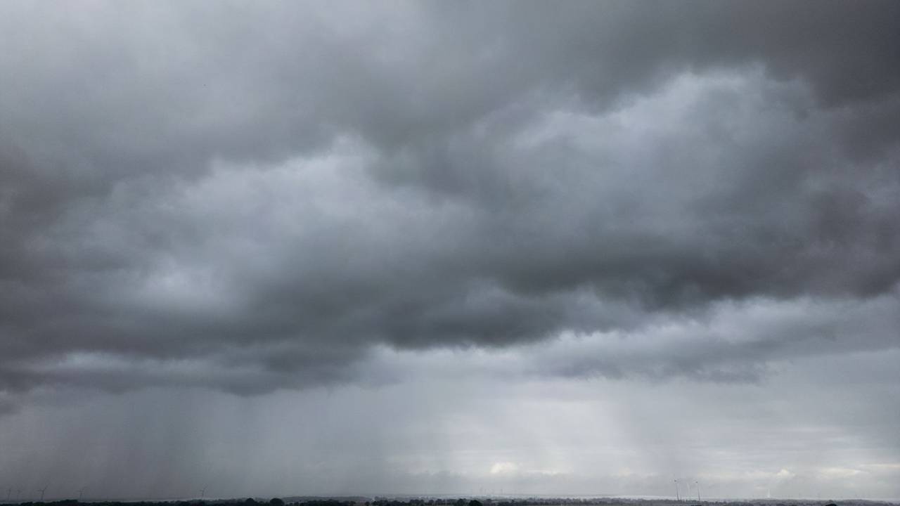 Regenwolken über der Weser