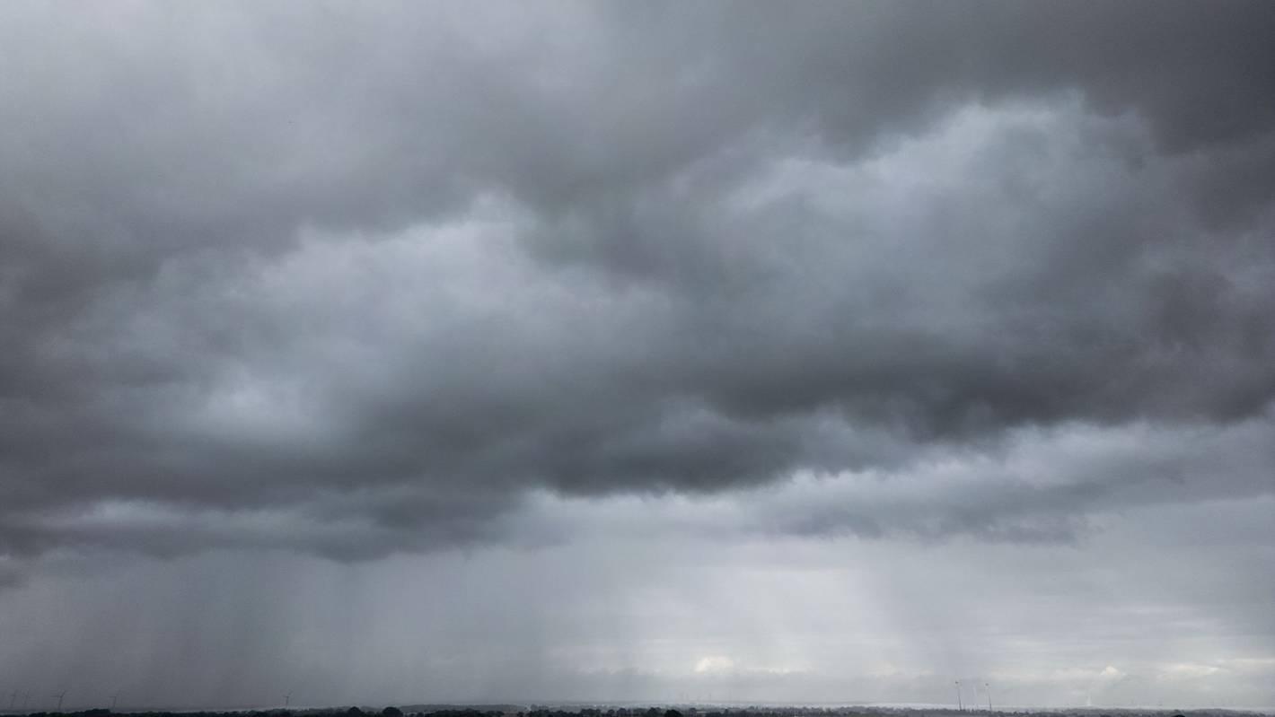 Regenwolken über der Weser