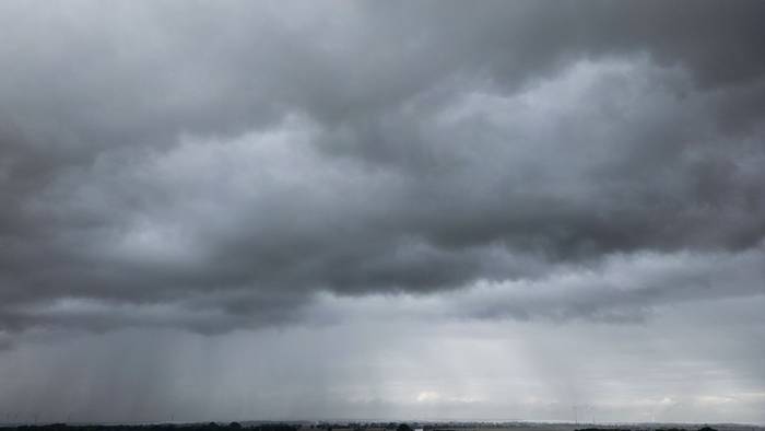 Regenwolken über der Weser