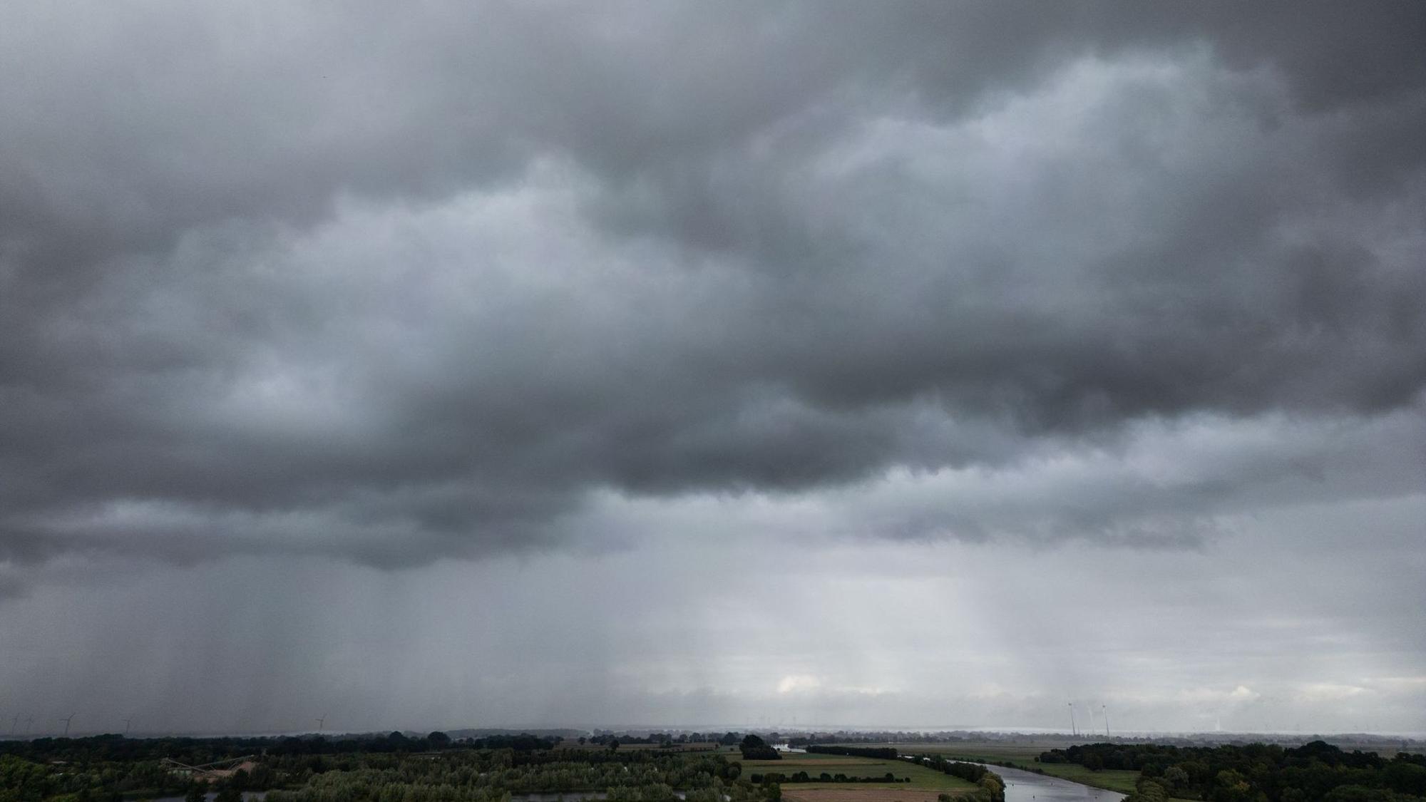 Regenwolken über der Weser