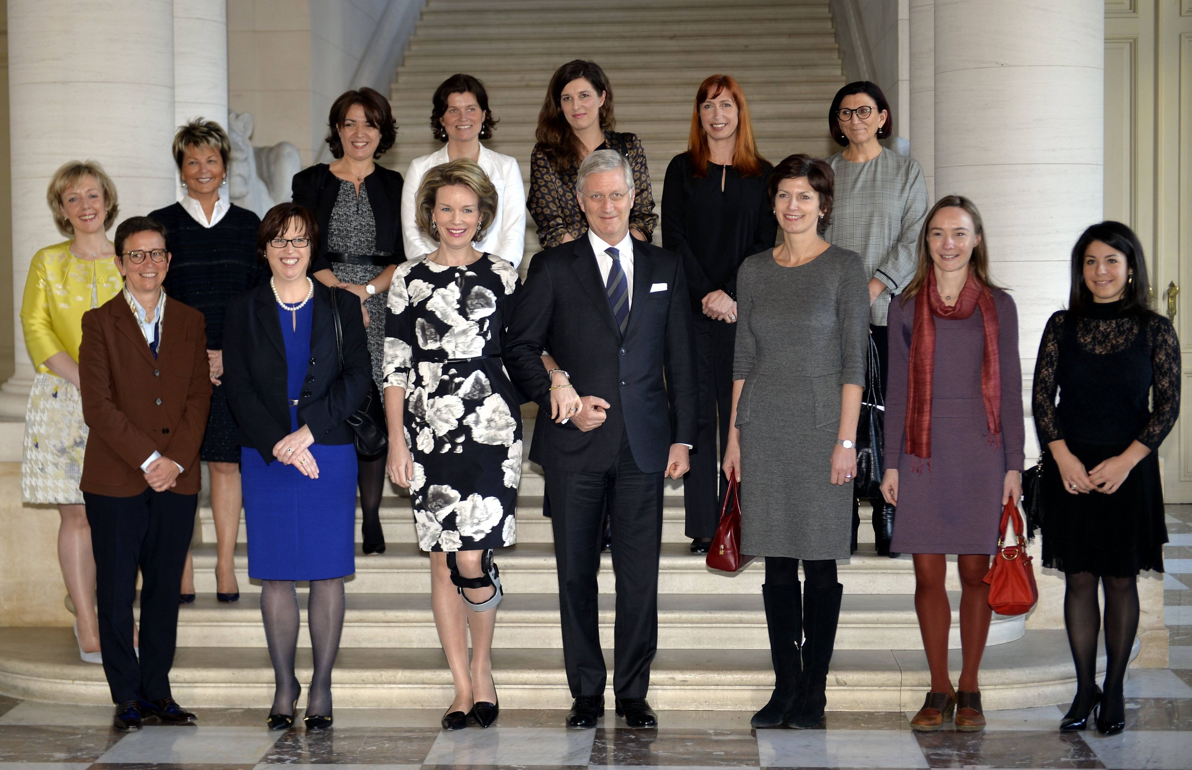 König Philippe, Königin Mathilde (beide vorne Mitte) und Myriam Ullens de Schooten (hinten links) mit weiteren Gästen bei einem Empfang im Königlichen Schloss in Laeken anlässlich des Weltfrauentags 2015.