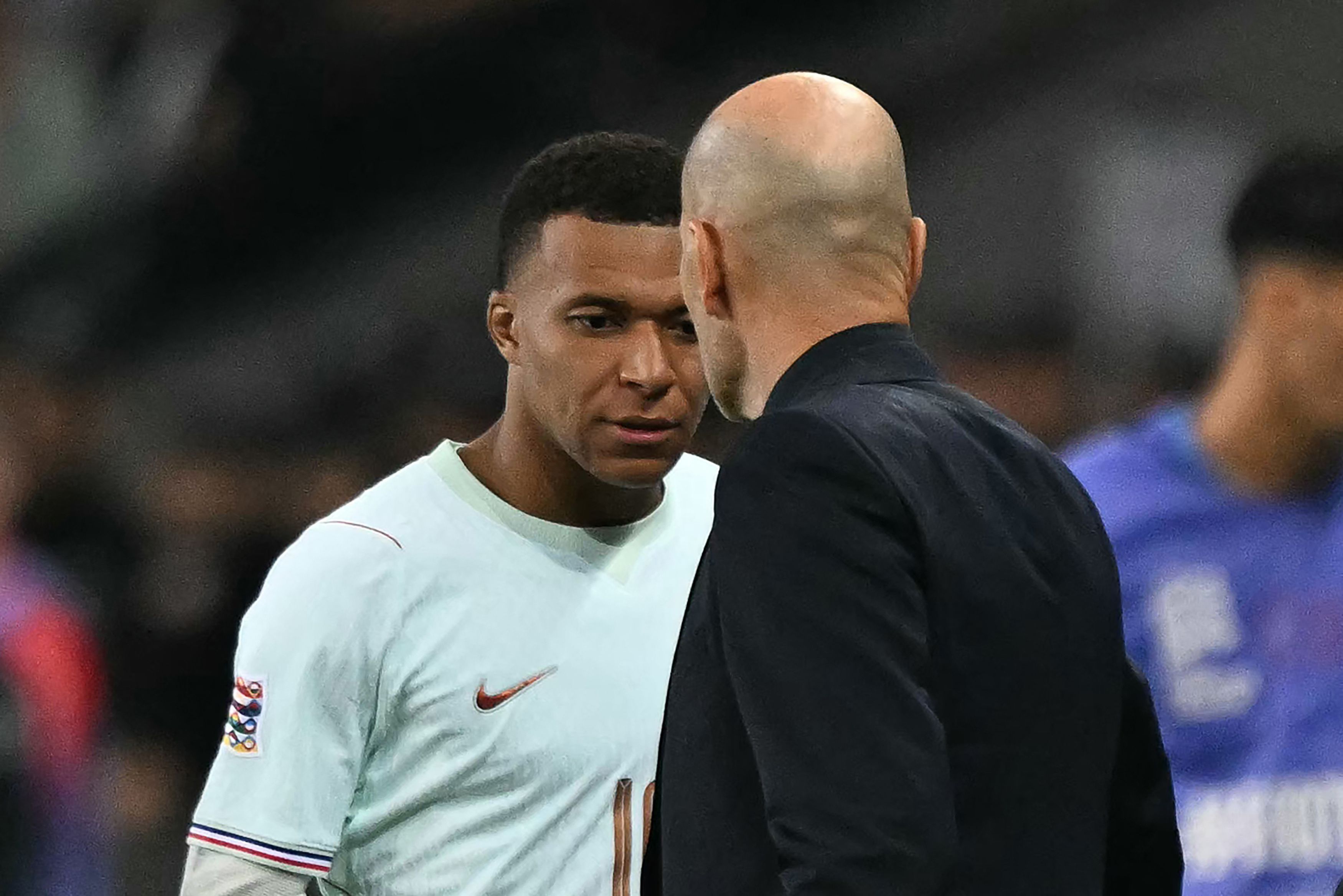 Kylian Mbappé und Zinedine Zidane an der Seitenlinie.