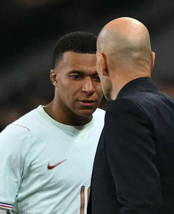 Kylian Mbappé und Zinedine Zidane an der Seitenlinie.