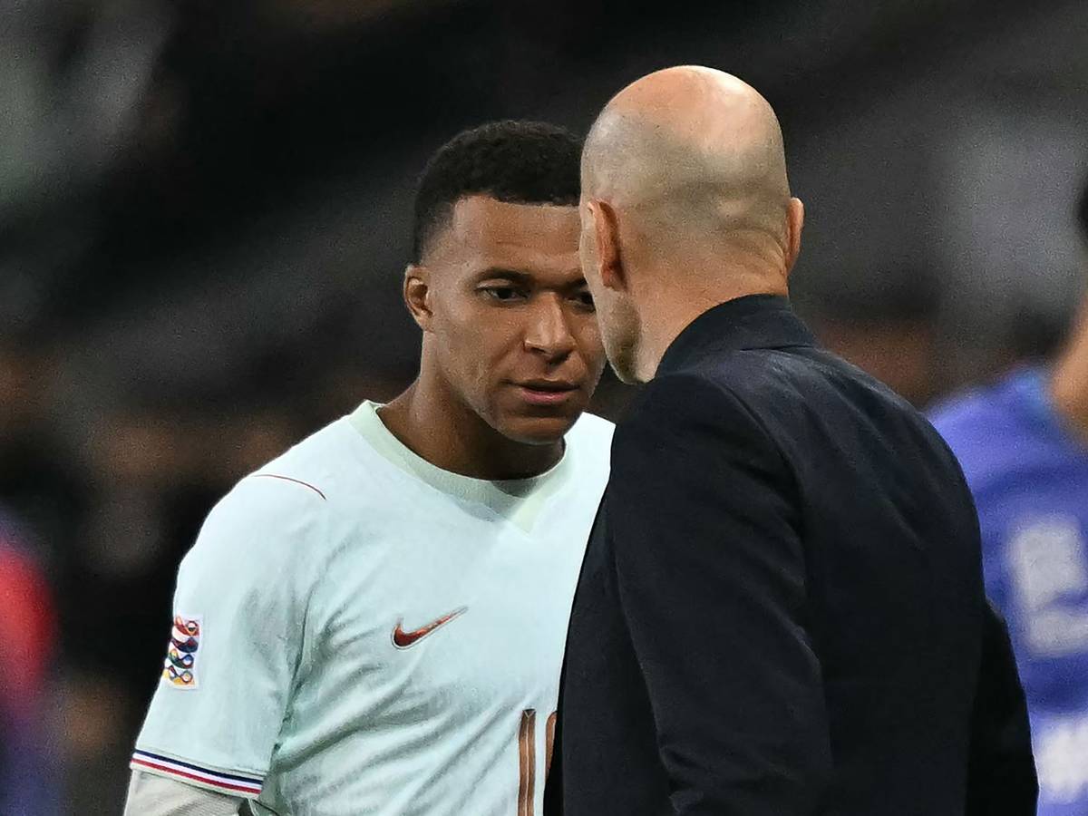 Kylian Mbappé und Zinedine Zidane an der Seitenlinie.