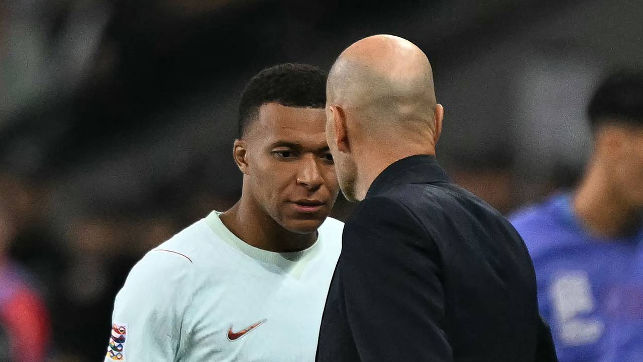 Kylian Mbappé und Zinedine Zidane an der Seitenlinie.