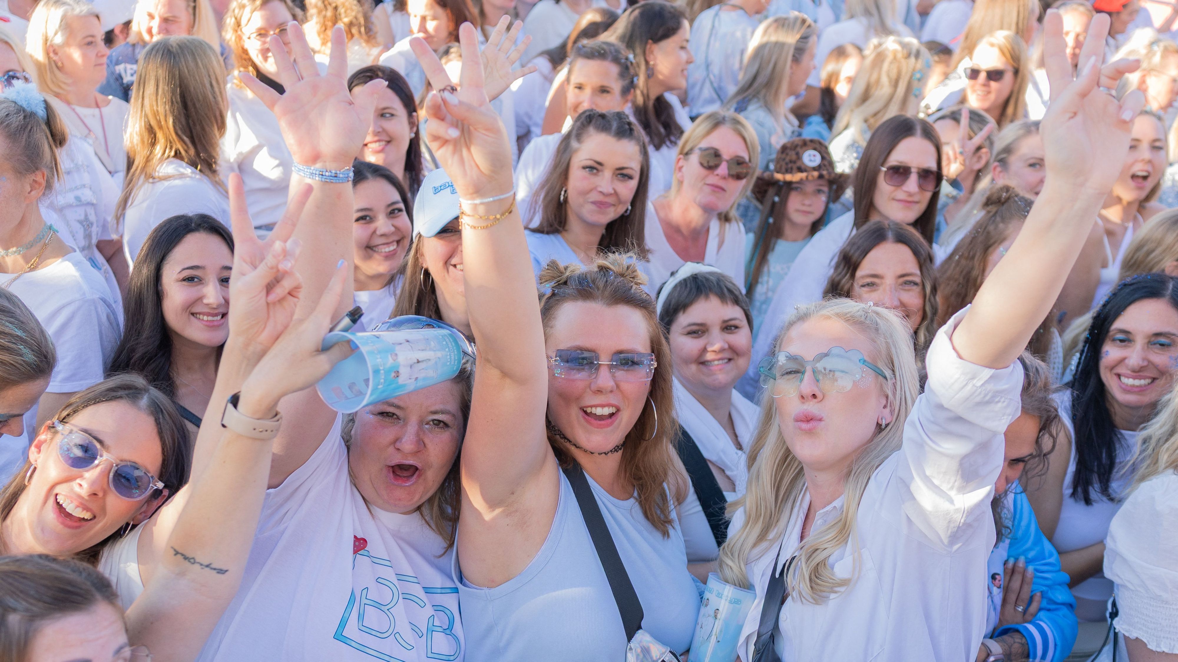 Fans der Backstreet Boys feiern vor dem Stadion.
