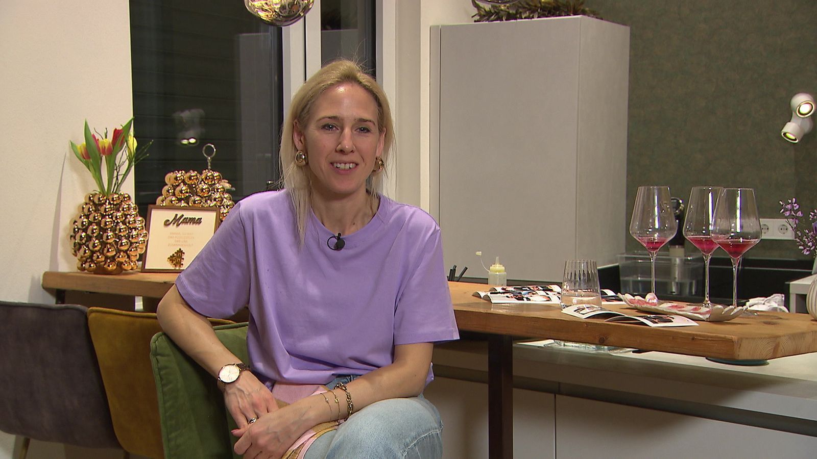 Olivia passt sich farblich an ihr Motto „Gold & Purple“ an, ebenso den Veilchen-Aperitif.
 (Bild: RTL)
