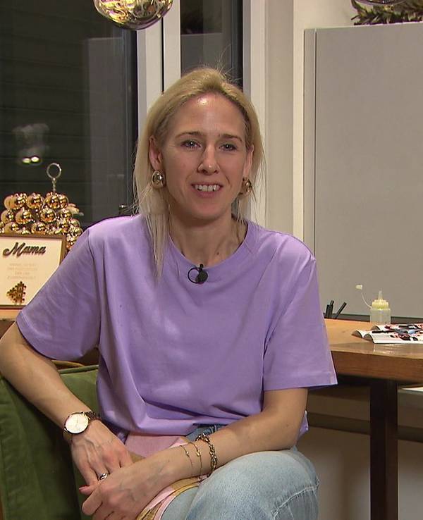 Olivia passt sich farblich an ihr Motto „Gold & Purple“ an, ebenso den Veilchen-Aperitif.
(Bild: RTL)