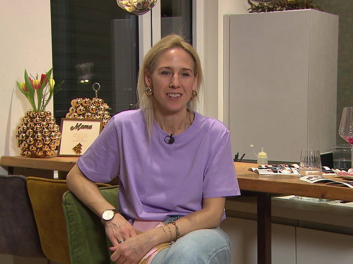 Olivia passt sich farblich an ihr Motto „Gold & Purple“ an, ebenso den Veilchen-Aperitif.
(Bild: RTL)