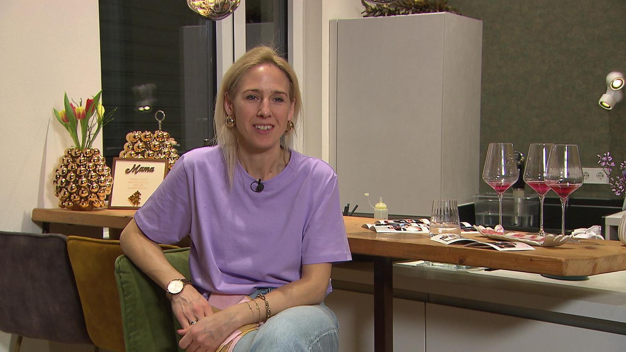 Olivia passt sich farblich an ihr Motto „Gold & Purple“ an, ebenso den Veilchen-Aperitif.
(Bild: RTL)