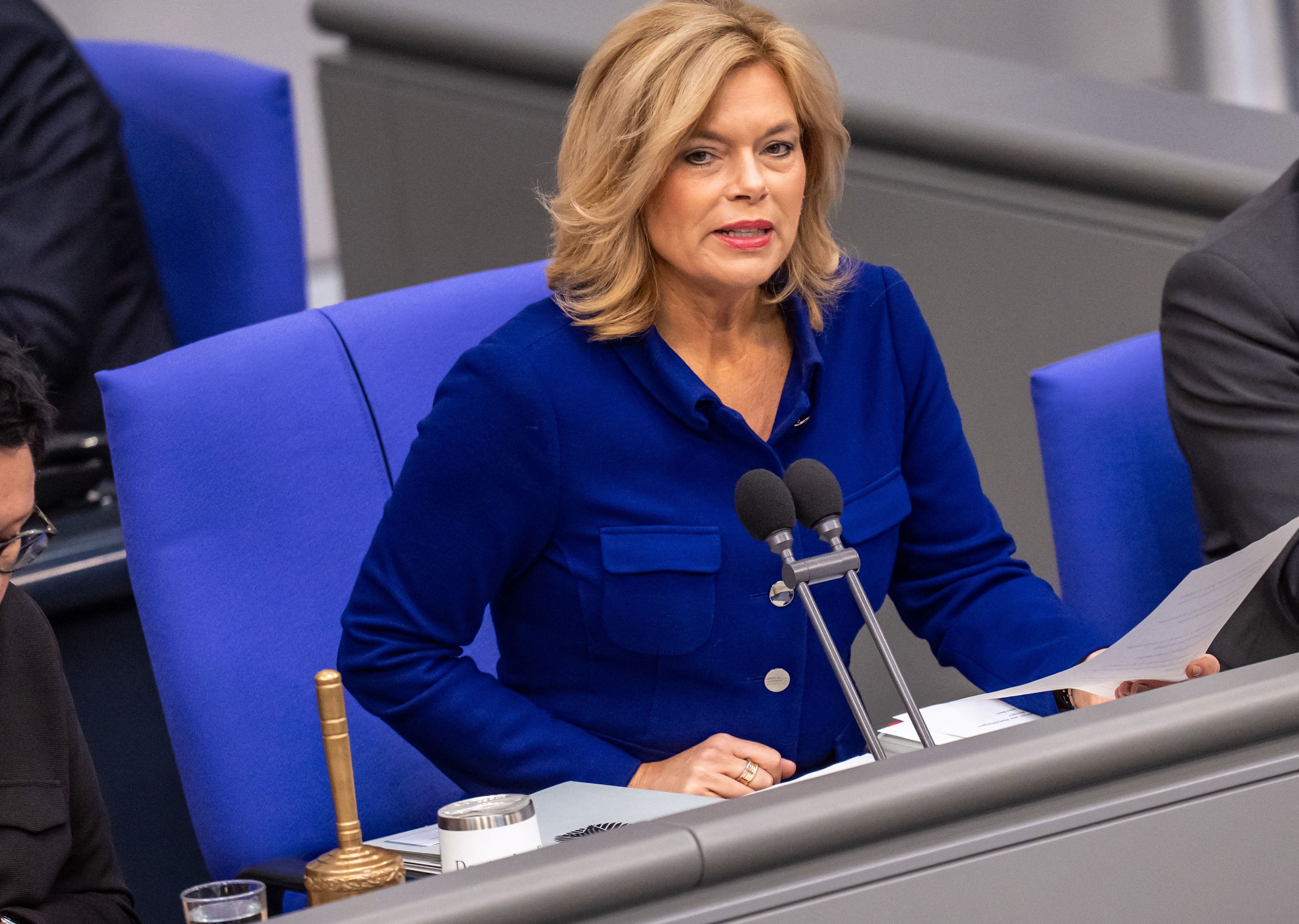 Bundestagspräsidentin Julia Klöckner (CDU) spricht im Bundestag bei den Beratungen zum Bundeshaushalt 2027.