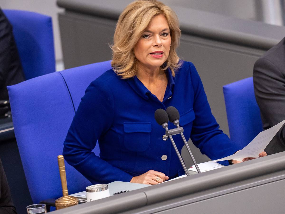 Bundestagspräsidentin Julia Klöckner (CDU) spricht im Bundestag bei den Beratungen zum Bundeshaushalt 2027.