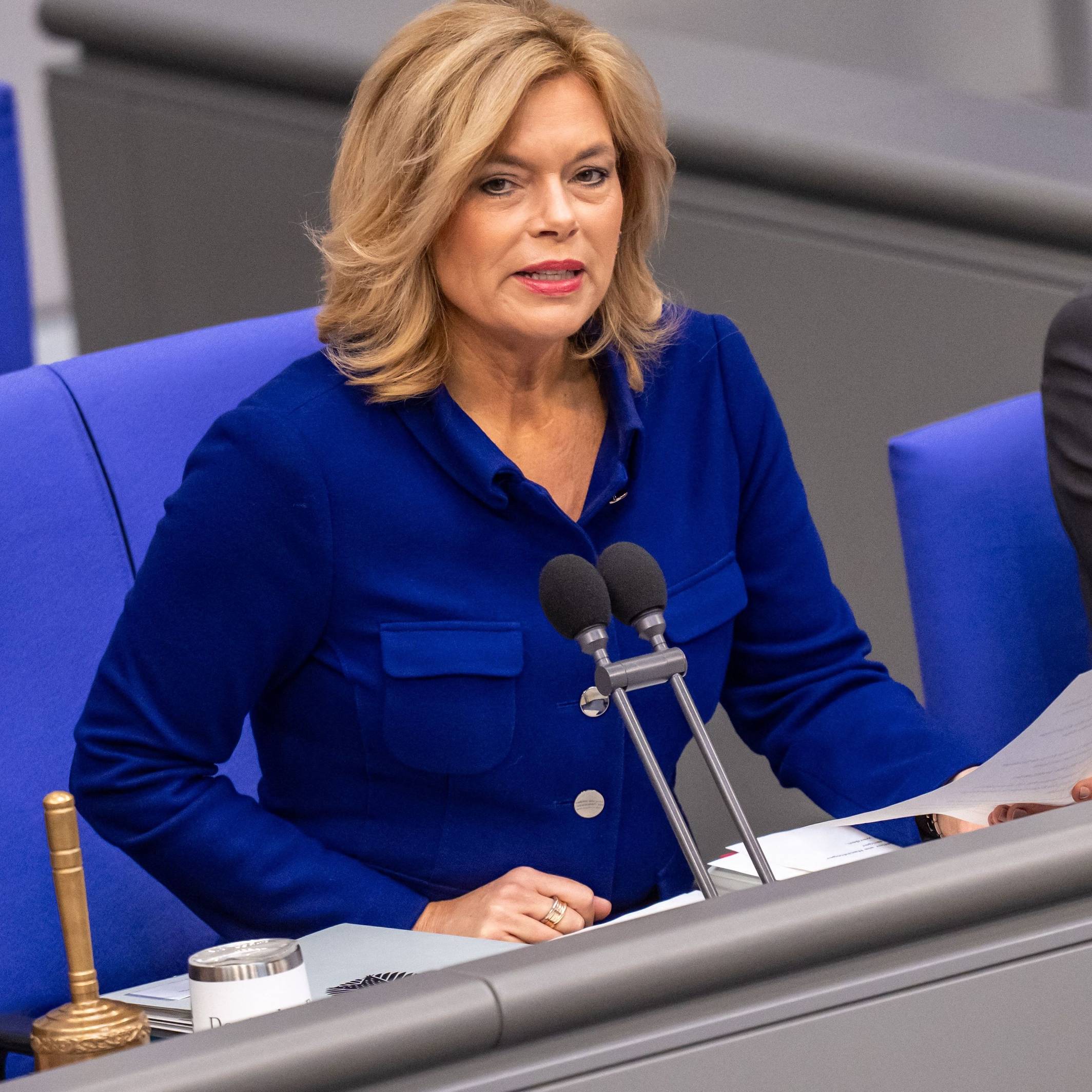 Bundestagspräsidentin Julia Klöckner (CDU) spricht im Bundestag bei den Beratungen zum Bundeshaushalt 2027.