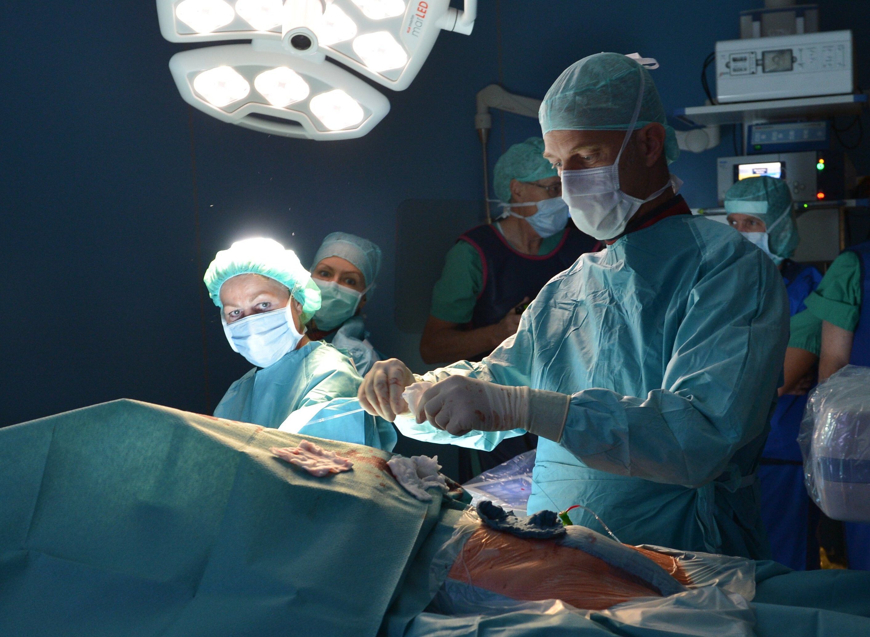 Ein Chirurg führt am 20.11.2014 im Operationssaal der Hochtaunus-Kliniken in Bad Homburg (Hessen) eine Gefäßoperation durch