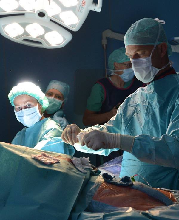 Ein Chirurg führt am 20.11.2014 im Operationssaal der Hochtaunus-Kliniken in Bad Homburg (Hessen) eine Gefäßoperation durch