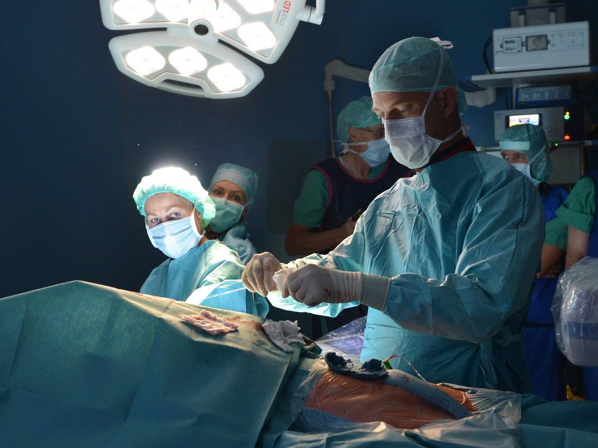 Ein Chirurg führt am 20.11.2014 im Operationssaal der Hochtaunus-Kliniken in Bad Homburg (Hessen) eine Gefäßoperation durch