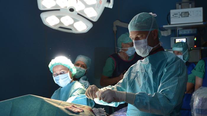 Ein Chirurg führt am 20.11.2014 im Operationssaal der Hochtaunus-Kliniken in Bad Homburg (Hessen) eine Gefäßoperation durch