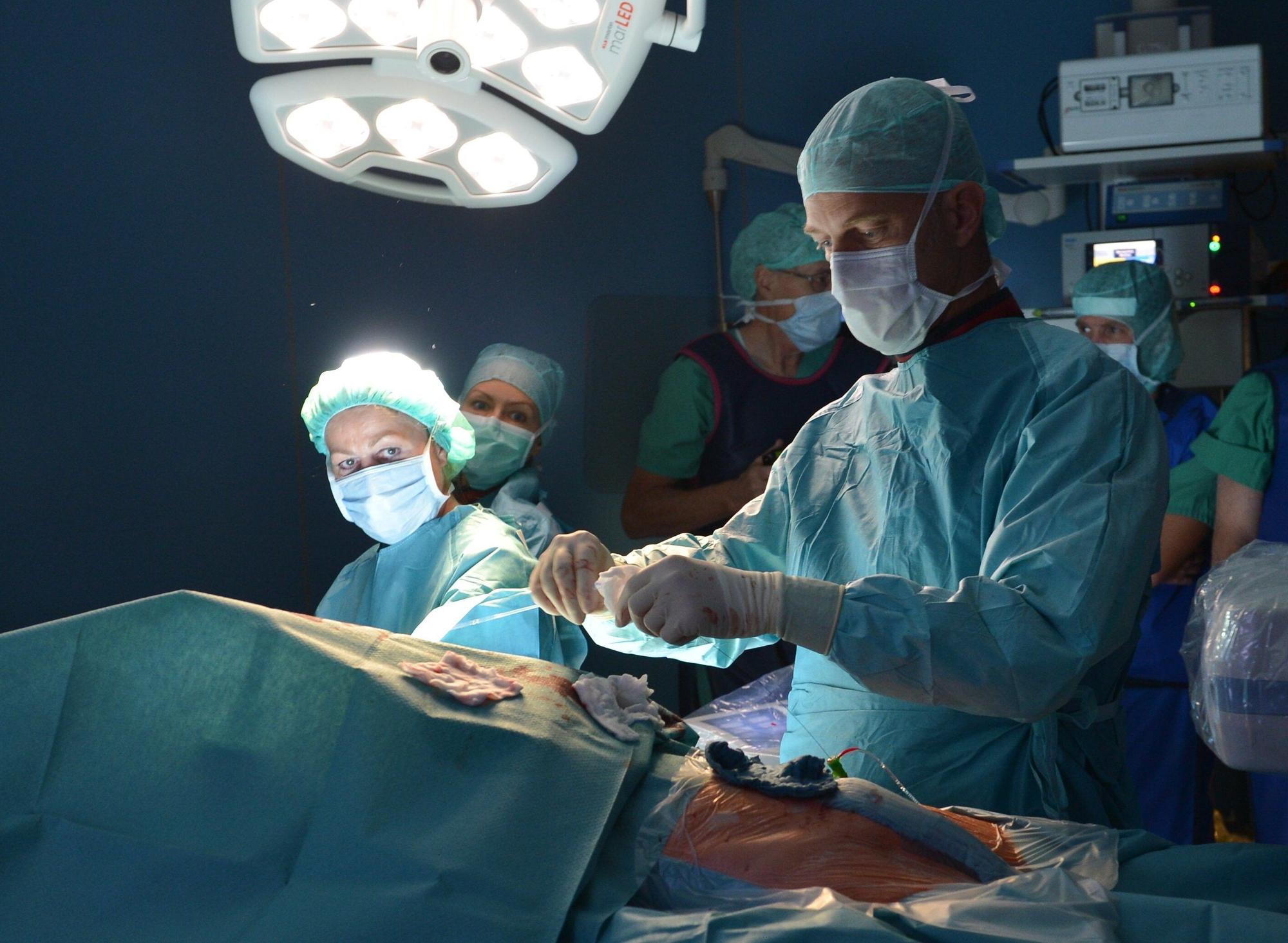 Ein Chirurg führt am 20.11.2014 im Operationssaal der Hochtaunus-Kliniken in Bad Homburg (Hessen) eine Gefäßoperation durch