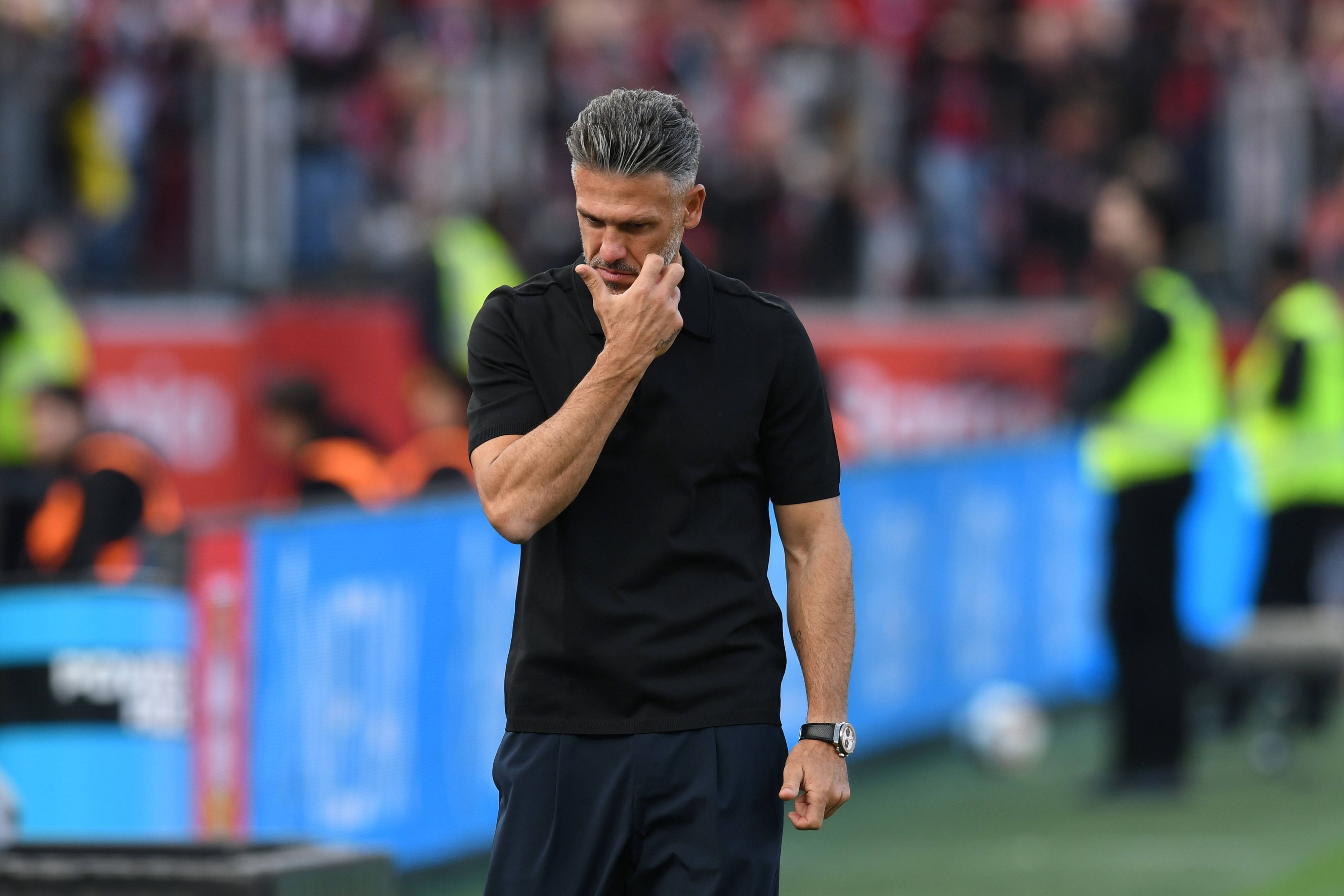 Martin Demichelis kratzt sich an der Seitenlinie im Gesicht.