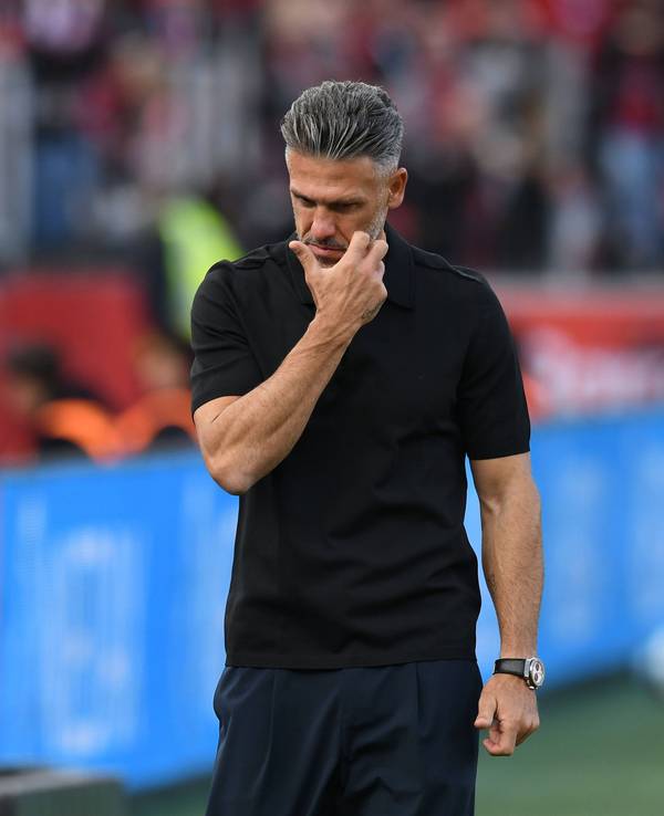 Martin Demichelis kratzt sich an der Seitenlinie im Gesicht.