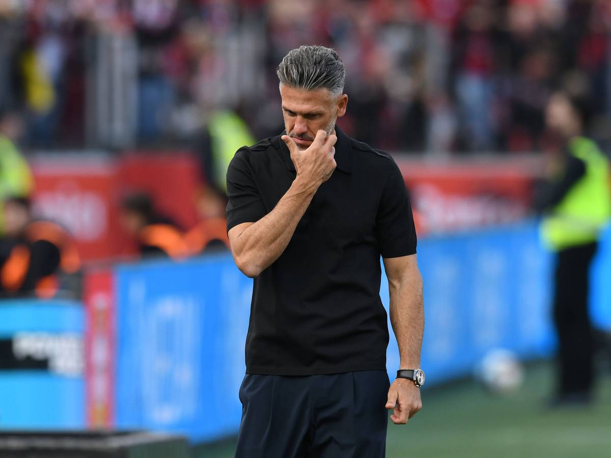 Martin Demichelis kratzt sich an der Seitenlinie im Gesicht.