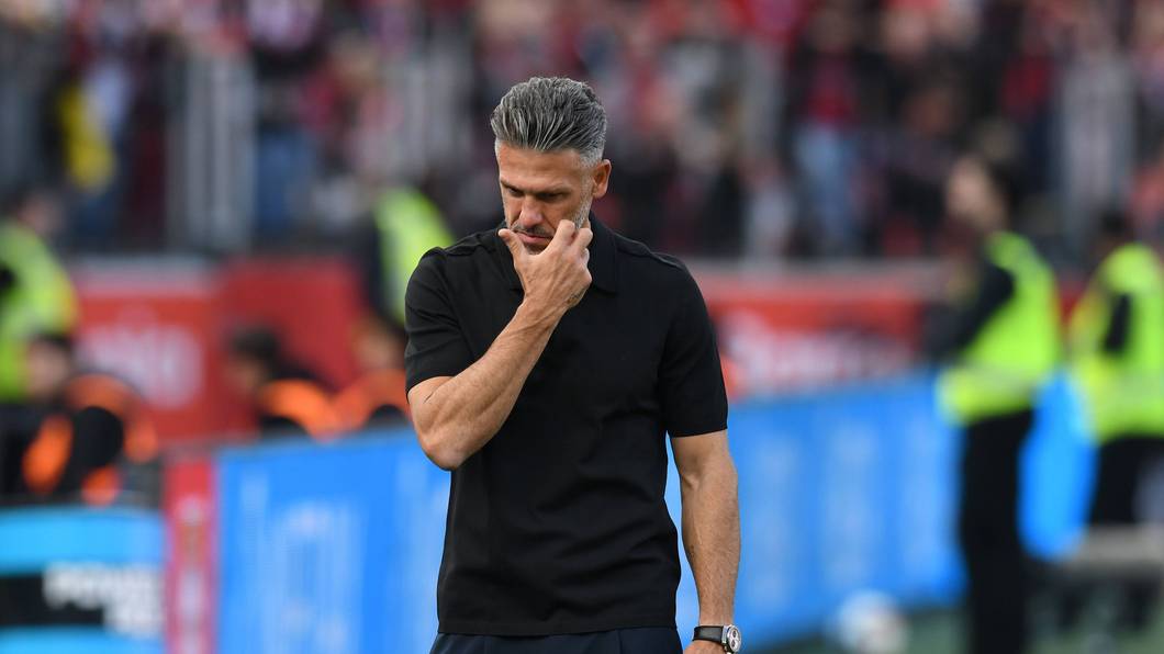Martin Demichelis kratzt sich an der Seitenlinie im Gesicht.