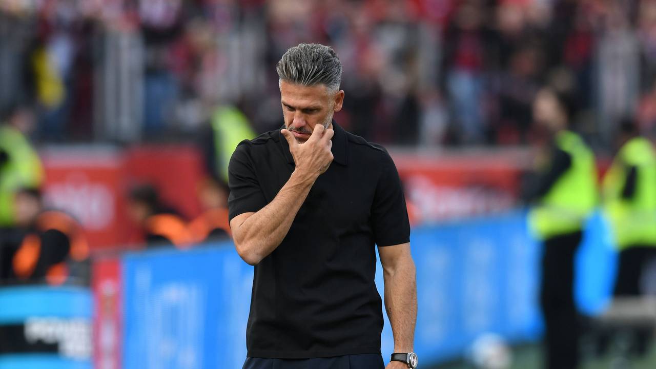 Martin Demichelis kratzt sich an der Seitenlinie im Gesicht.