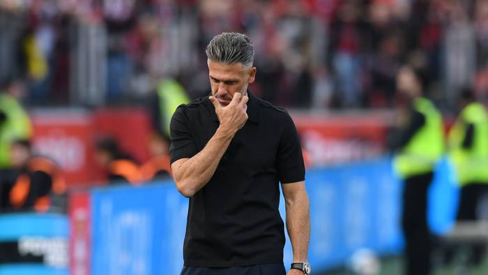 Martin Demichelis kratzt sich an der Seitenlinie im Gesicht.