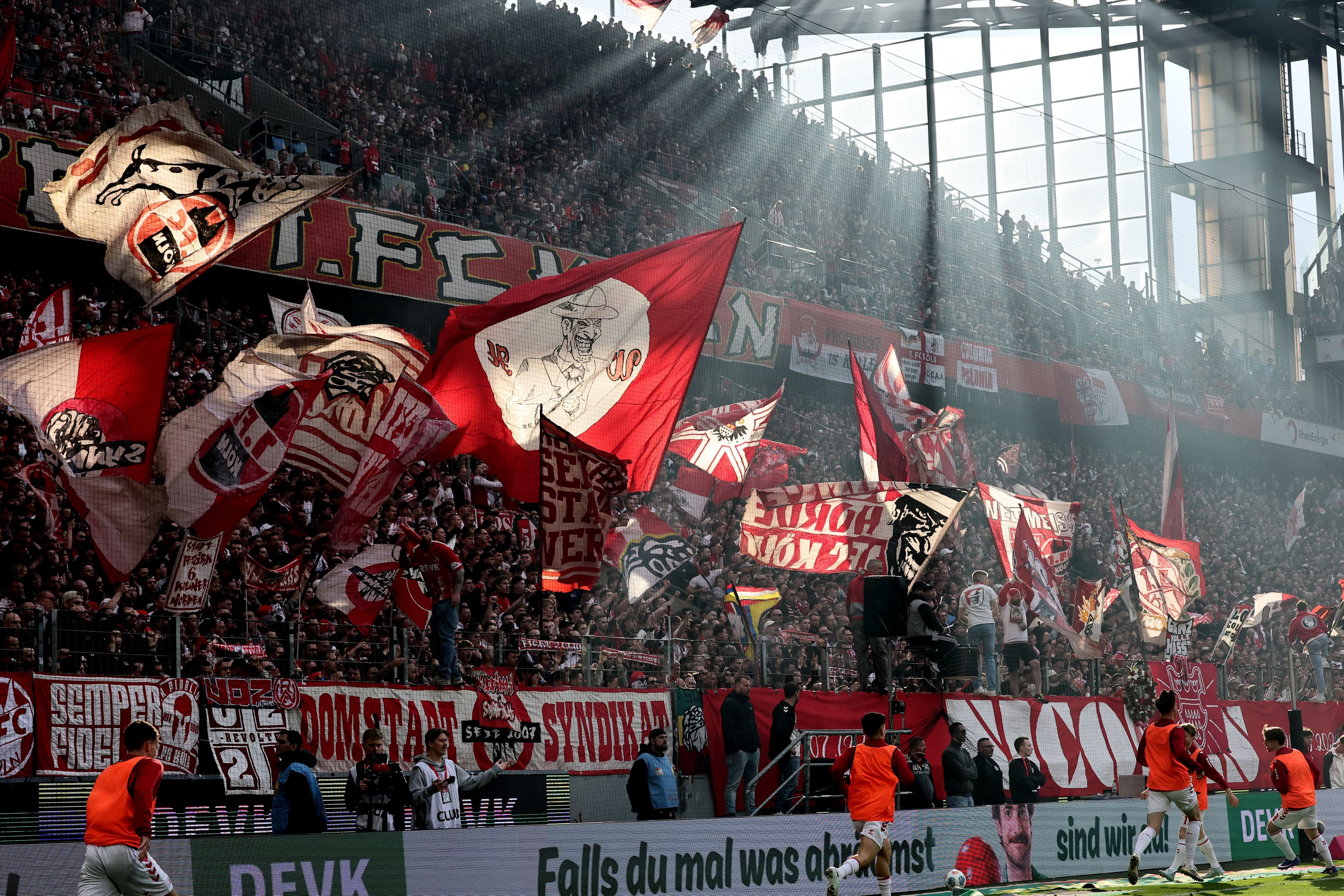 Fans des 1. FC Köln im Rhein-Energie-Stadion im Derby gegen Borussia Mönchengladbach