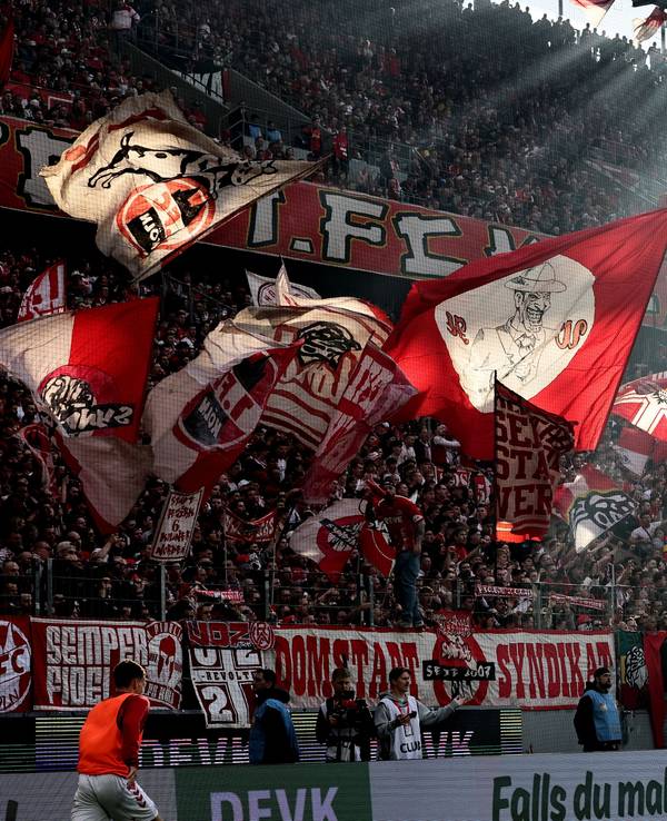 Fans des 1. FC Köln im Rhein-Energie-Stadion im Derby gegen Borussia Mönchengladbach