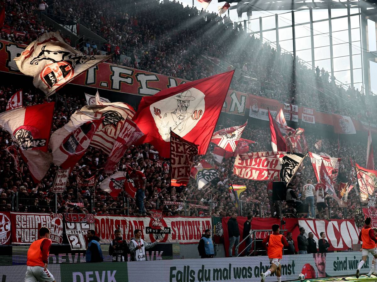 Fans des 1. FC Köln im Rhein-Energie-Stadion im Derby gegen Borussia Mönchengladbach