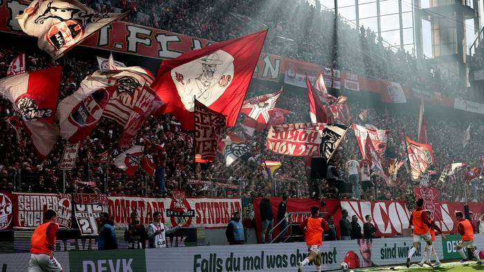 Fans des 1. FC Köln im Rhein-Energie-Stadion im Derby gegen Borussia Mönchengladbach