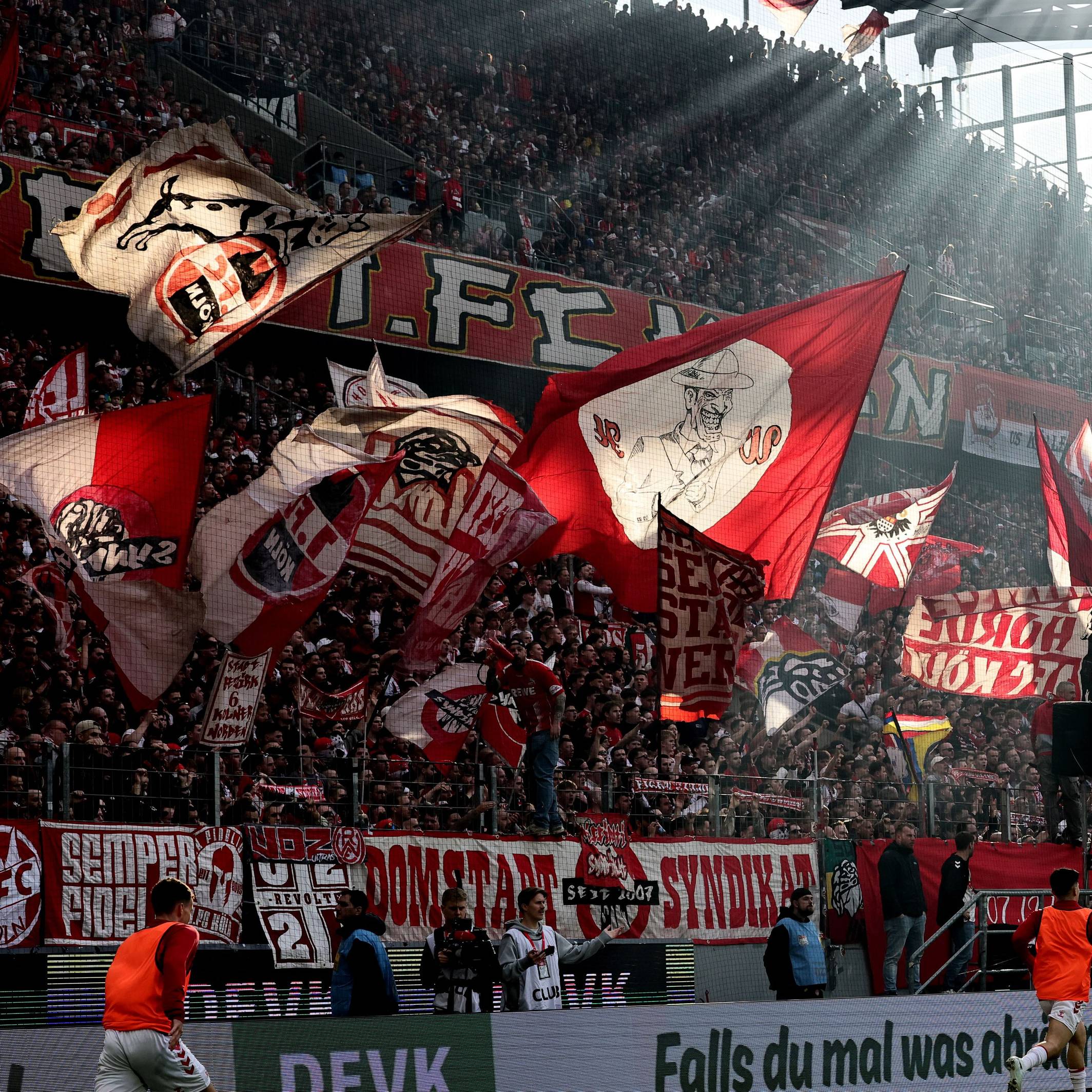Fans des 1. FC Köln im Rhein-Energie-Stadion im Derby gegen Borussia Mönchengladbach