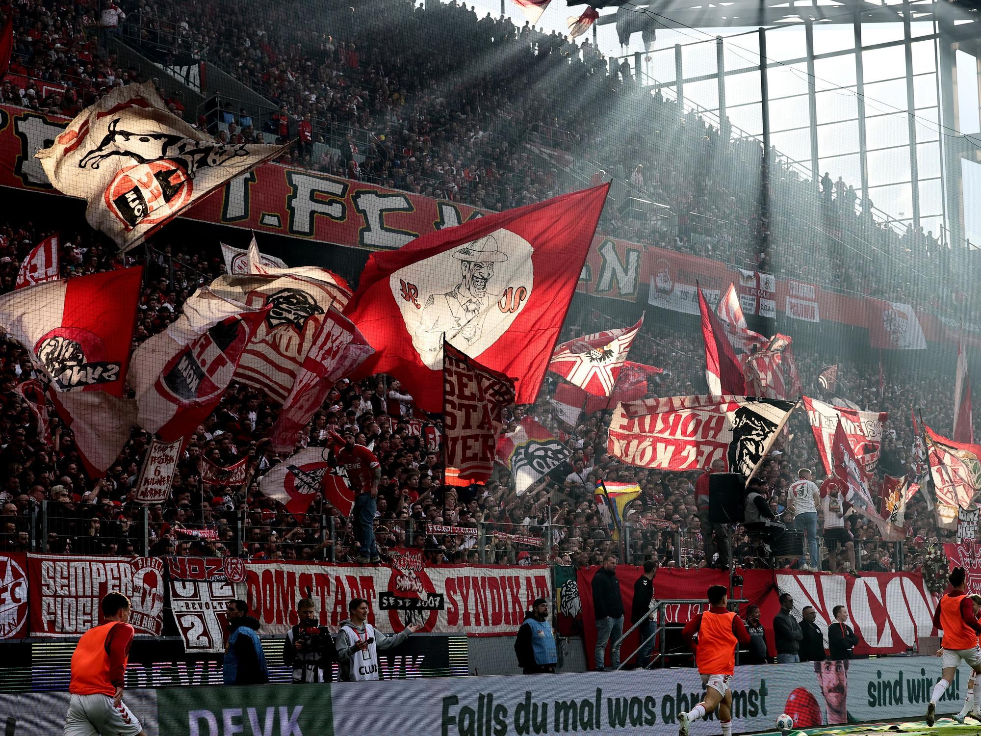 Fans des 1. FC Köln im Rhein-Energie-Stadion im Derby gegen Borussia Mönchengladbach