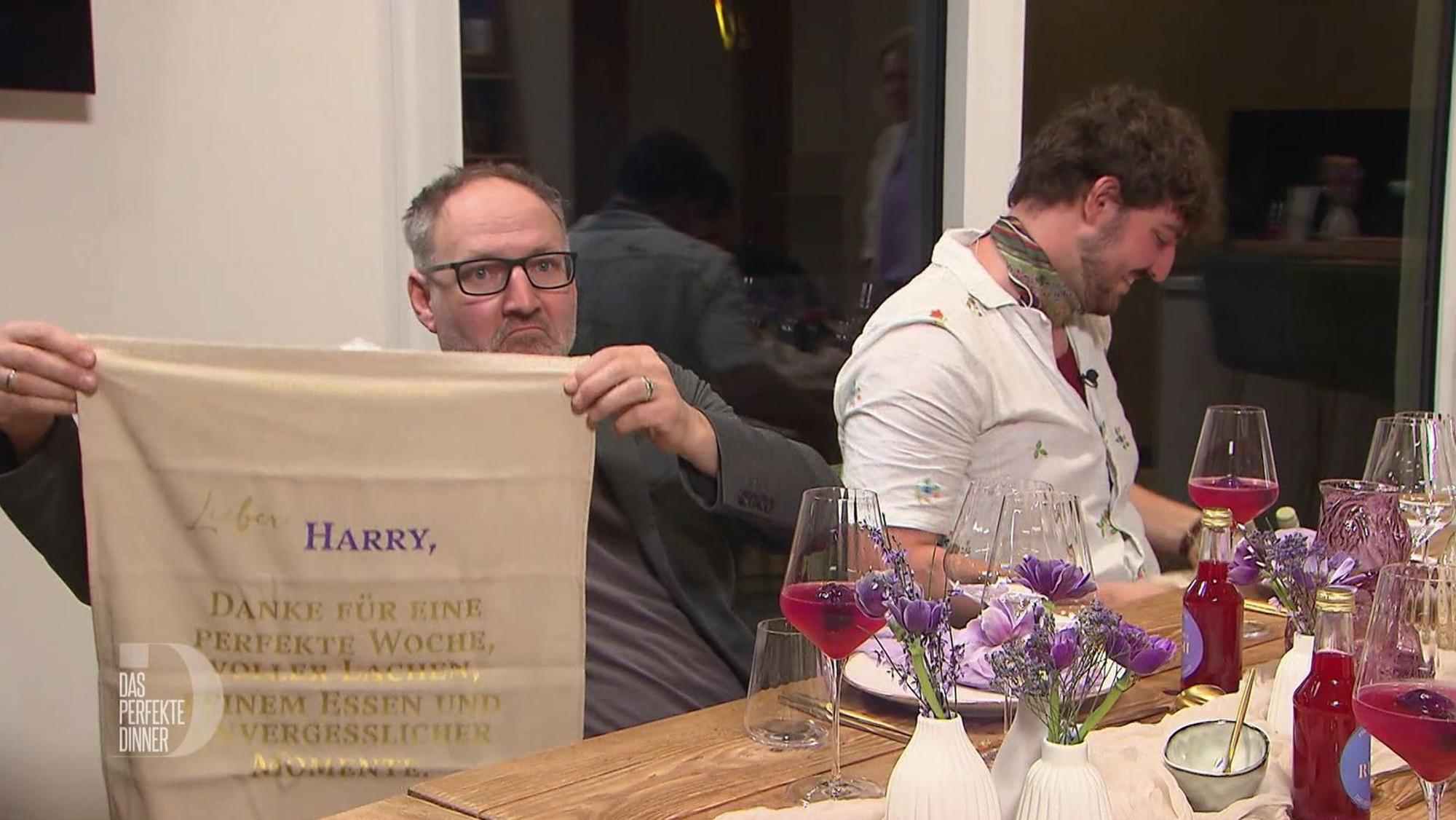 Harry (links) und David sind vom Gastgeschenk schwer beeindruckt.
(Bild: RTL)
