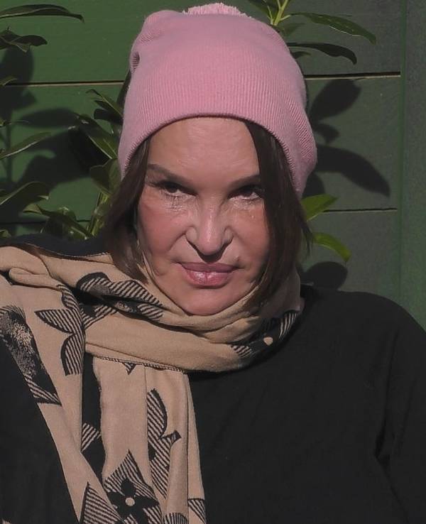 Anouschka Renzi spricht im „Promi Big Brother“-Garten über einen jahrelangen Verrat, der ihre Ehe und auch eine 30-jährige Freundschaft zerstört habe. (Bild: Joyn)
