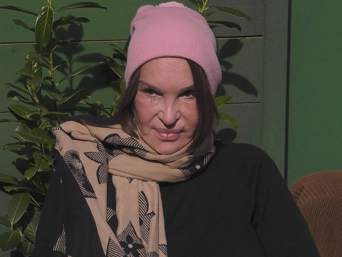 Anouschka Renzi spricht im „Promi Big Brother“-Garten über einen jahrelangen Verrat, der ihre Ehe und auch eine 30-jährige Freundschaft zerstört habe. (Bild: Joyn)