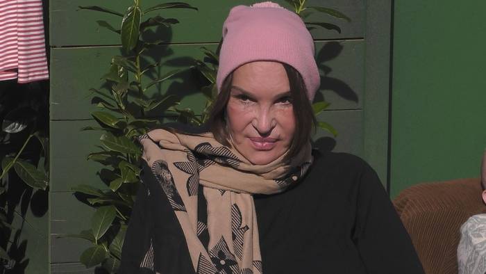 Anouschka Renzi spricht im „Promi Big Brother“-Garten über einen jahrelangen Verrat, der ihre Ehe und auch eine 30-jährige Freundschaft zerstört habe. (Bild: Joyn)