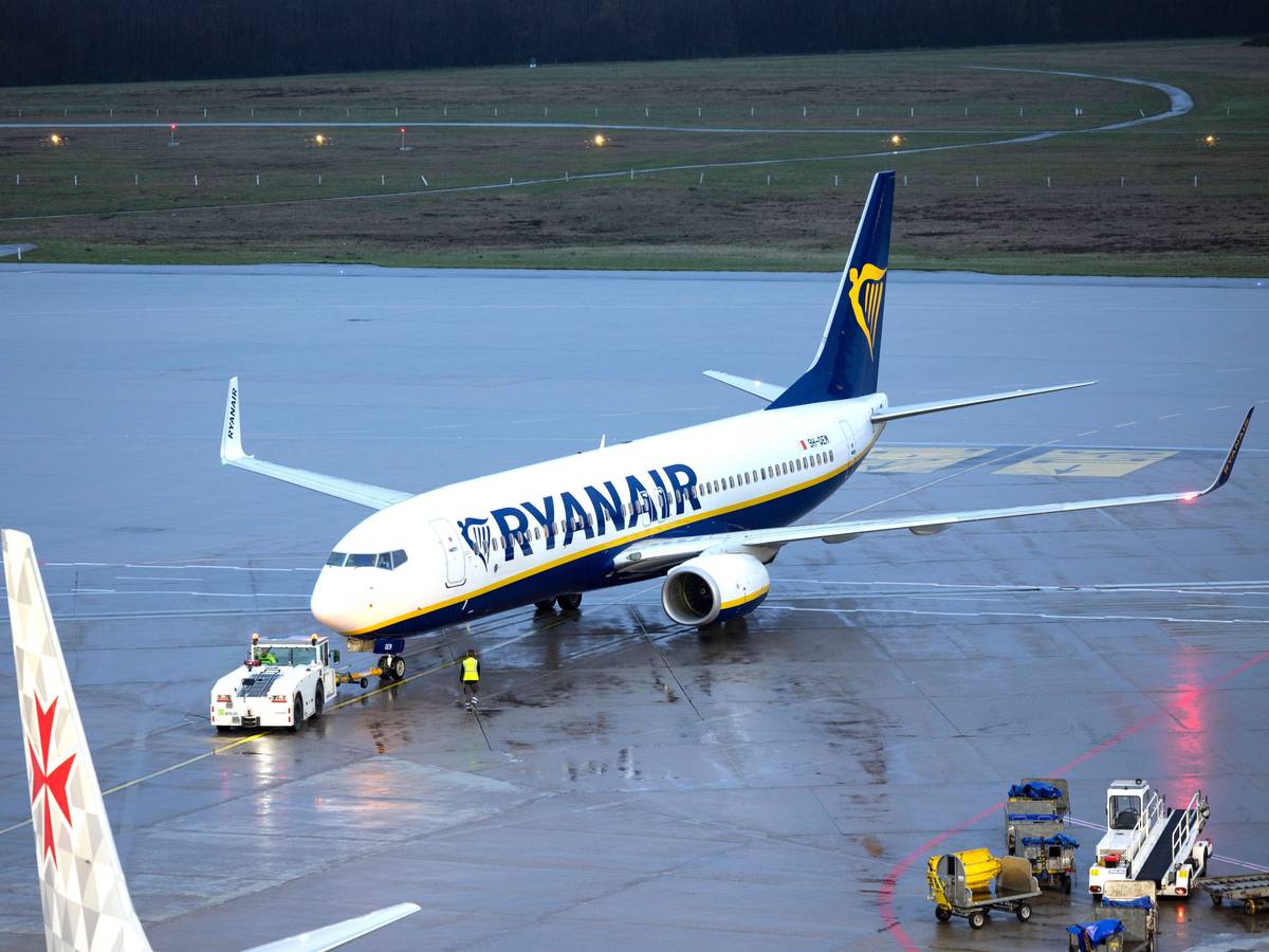 ARCHIV - 01.04.2023, Nordrhein-Westfalen, Köln: Eine Passagiermaschine der Fluggesellschaft Ryanair steht auf dem Flughafen Köln/Bonn. (zu dpa: «Zehn Monate Haft für betrunkenen Passagier») Foto: Thomas Banneyer/dpa +++ dpa-Bildfunk +++