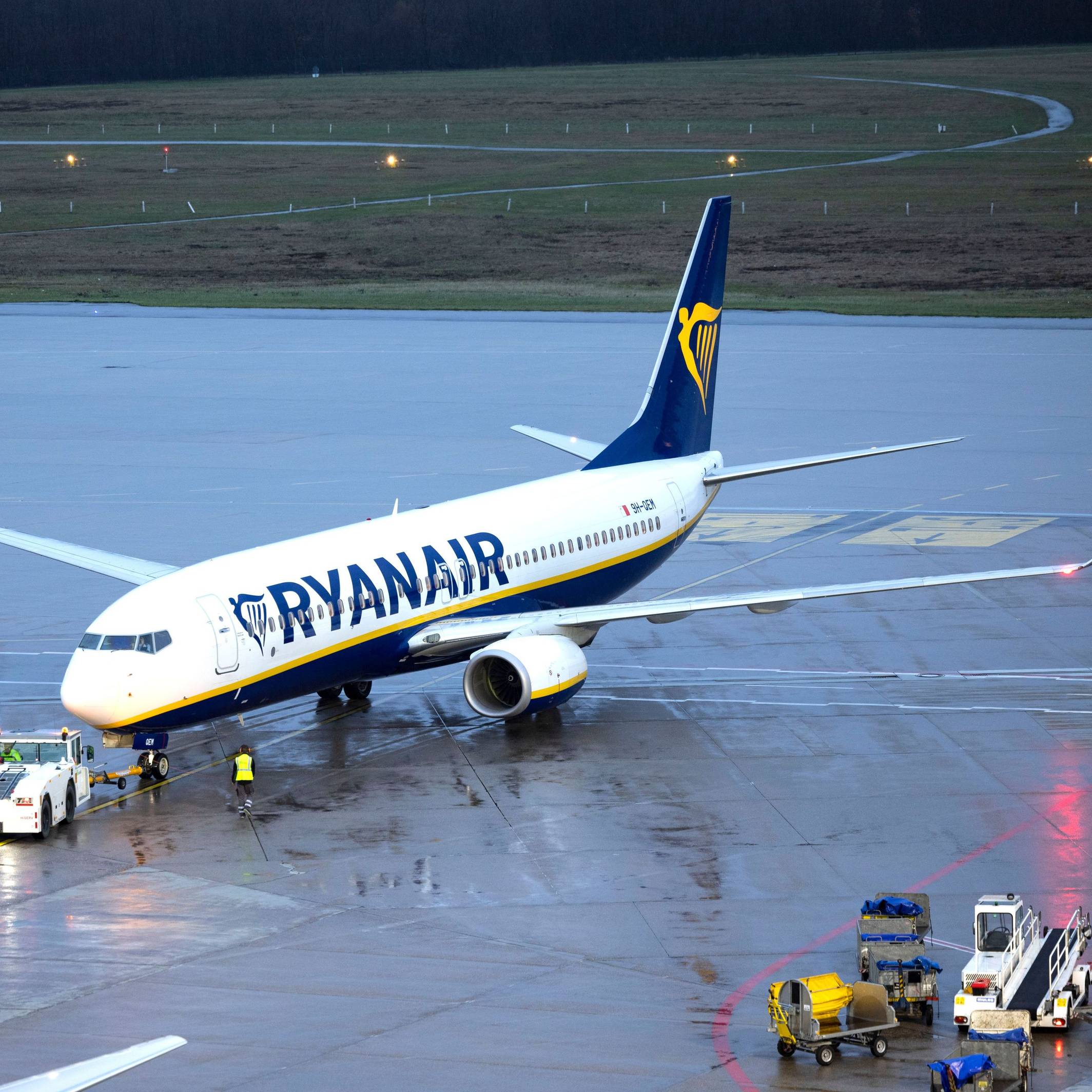 ARCHIV - 01.04.2023, Nordrhein-Westfalen, Köln: Eine Passagiermaschine der Fluggesellschaft Ryanair steht auf dem Flughafen Köln/Bonn. (zu dpa: «Zehn Monate Haft für betrunkenen Passagier») Foto: Thomas Banneyer/dpa +++ dpa-Bildfunk +++