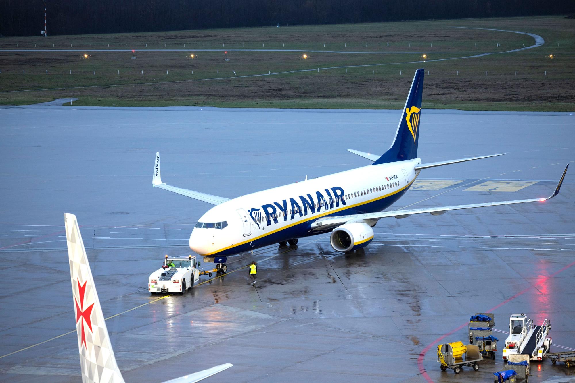 ARCHIV - 01.04.2023, Nordrhein-Westfalen, Köln: Eine Passagiermaschine der Fluggesellschaft Ryanair steht auf dem Flughafen Köln/Bonn. (zu dpa: «Zehn Monate Haft für betrunkenen Passagier») Foto: Thomas Banneyer/dpa +++ dpa-Bildfunk +++