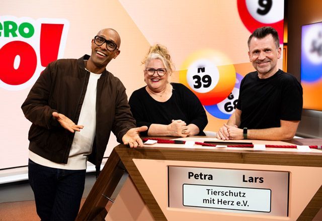 Amiaz Habtu (links) mit Petra und Lars am Spielpult der „Local Hero Bingo-Show“.