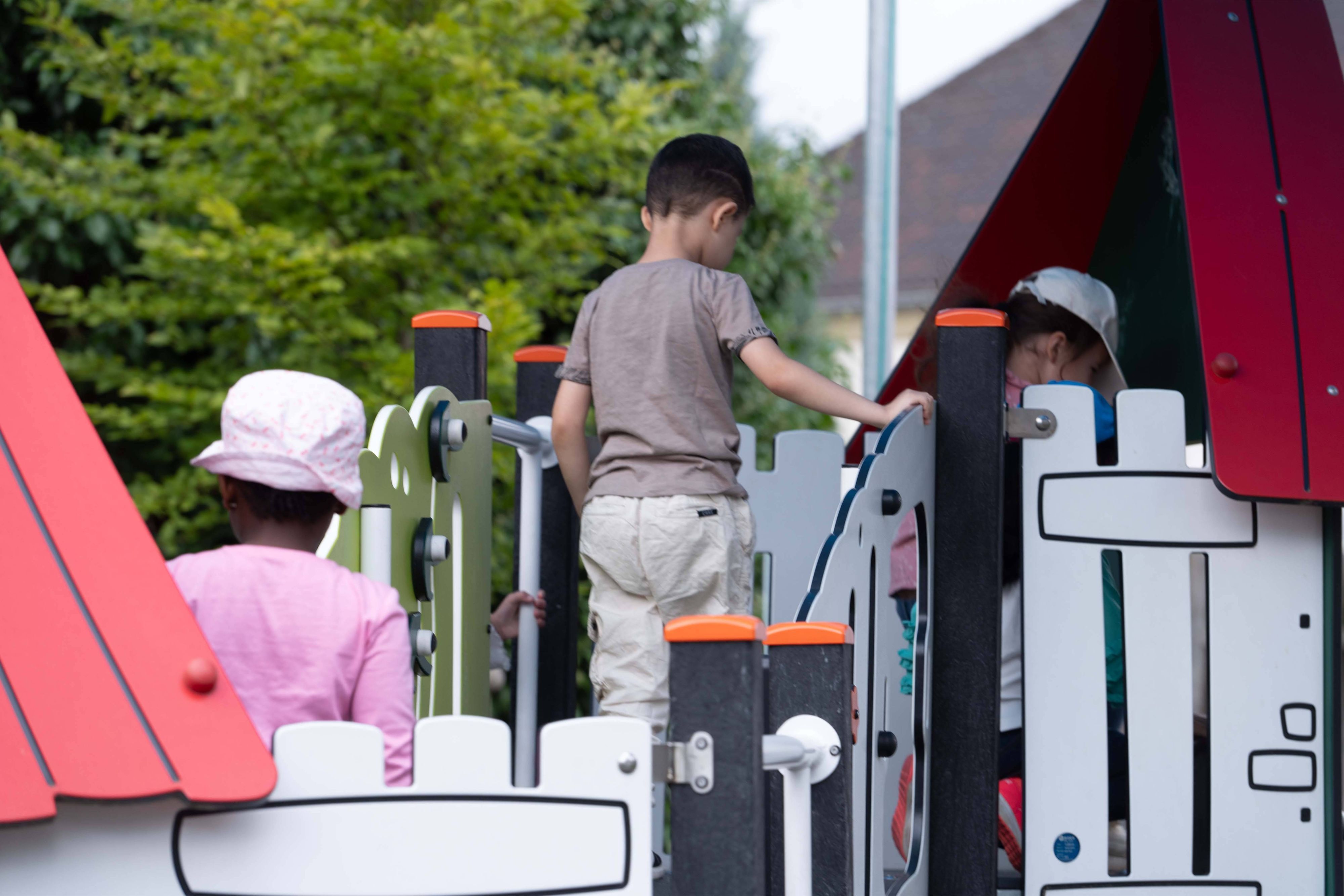 In NRW-Kitas verletzen Kinder immer öfter andere Kinder und Erzieherinnen.