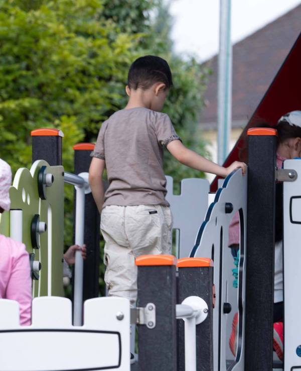 In NRW-Kitas verletzen Kinder immer öfter andere Kinder und Erzieherinnen.