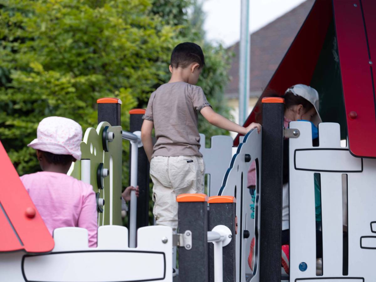 In NRW-Kitas verletzen Kinder immer öfter andere Kinder und Erzieherinnen.