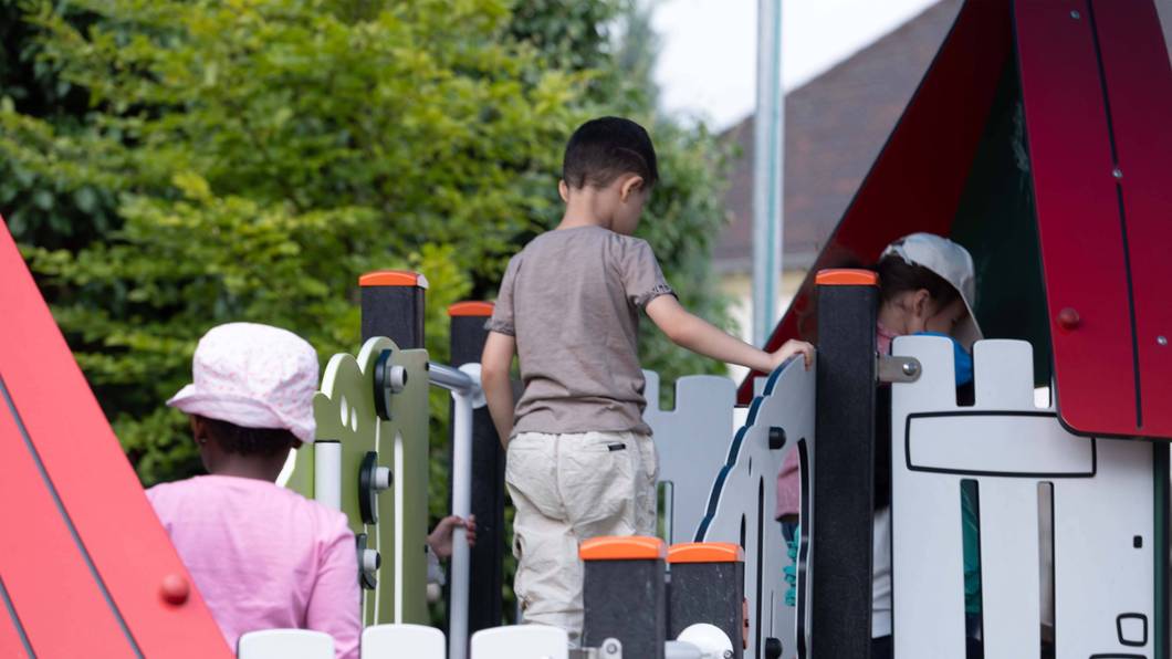 In NRW-Kitas verletzen Kinder immer öfter andere Kinder und Erzieherinnen.