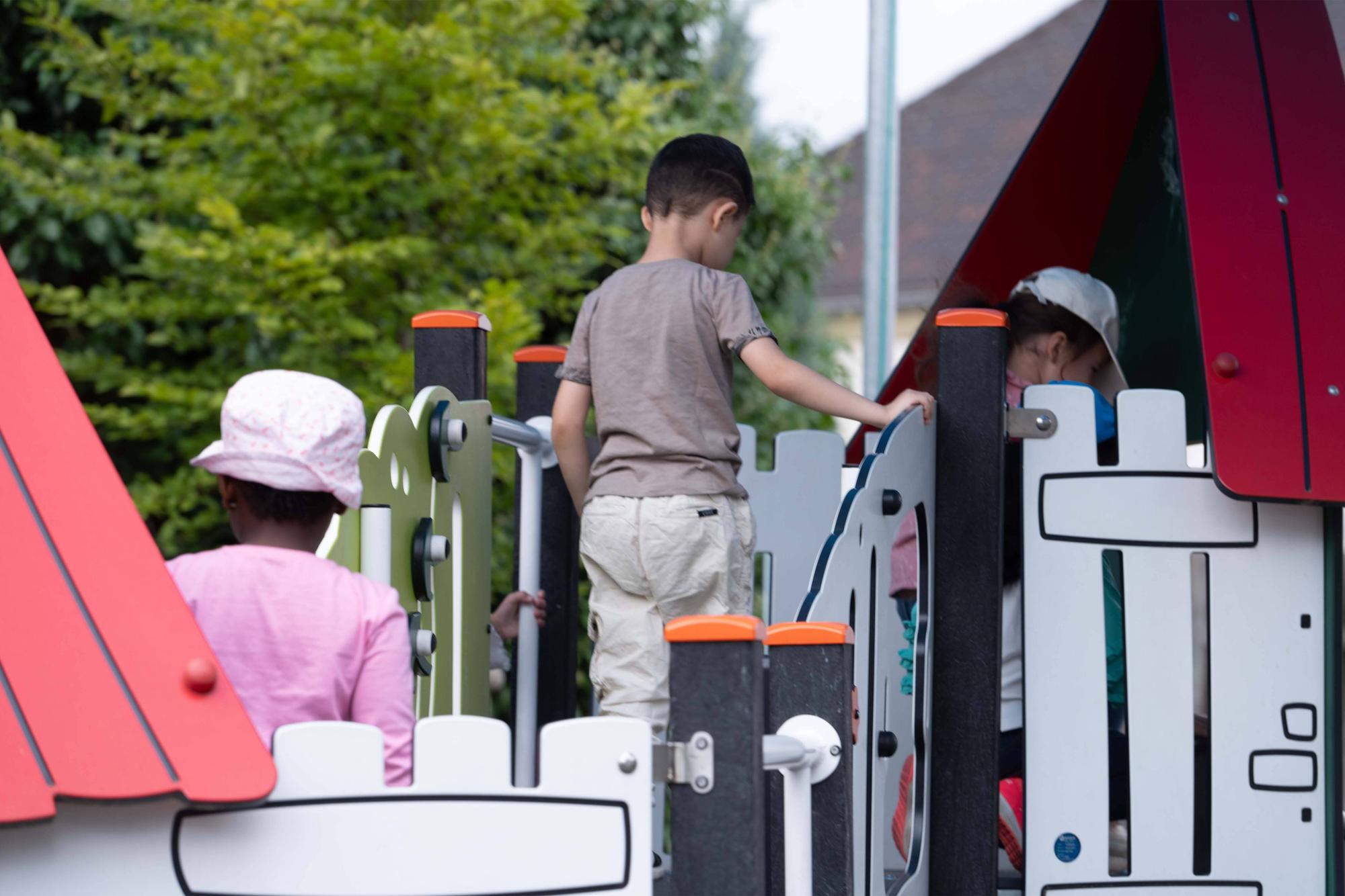 In NRW-Kitas verletzen Kinder immer öfter andere Kinder und Erzieherinnen.