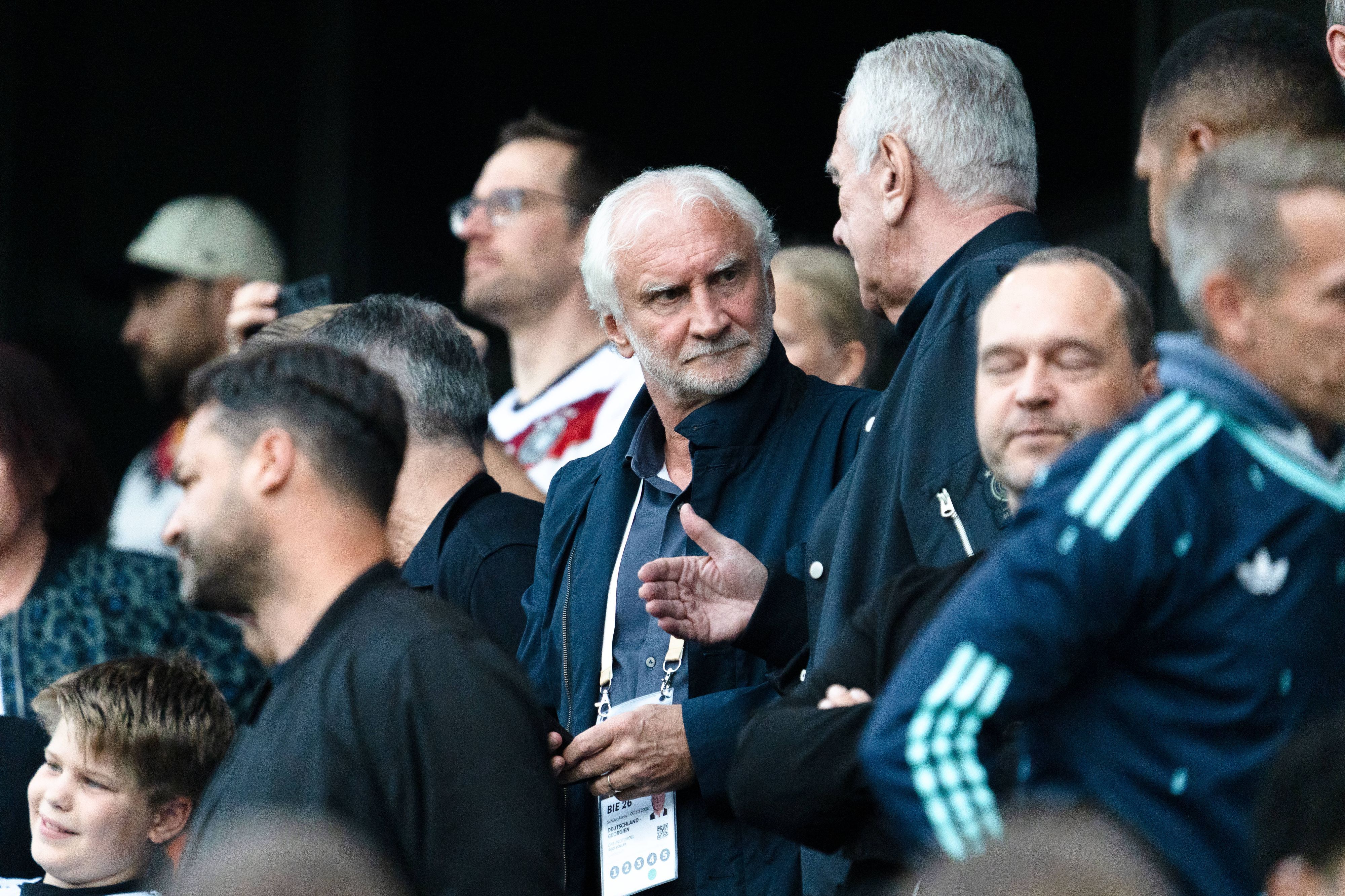 Blick auf die Tribüne beim DFB-Spiel mit Rudi Völler.
