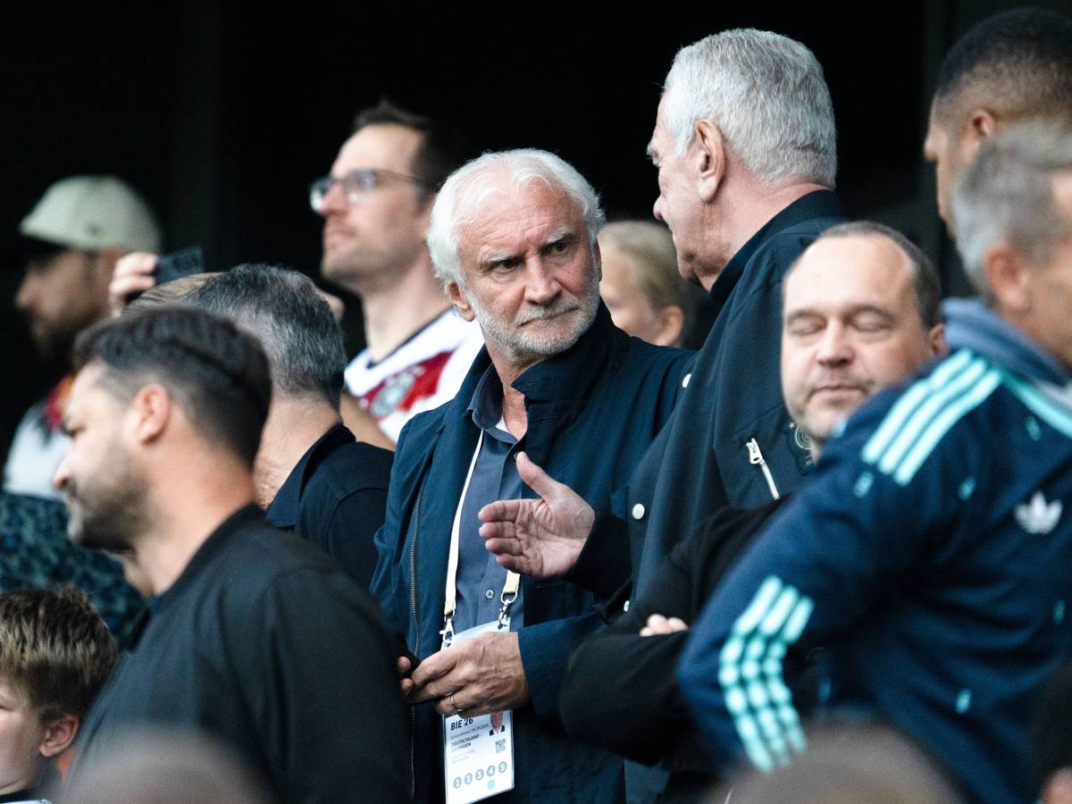 Blick auf die Tribüne beim DFB-Spiel mit Rudi Völler.