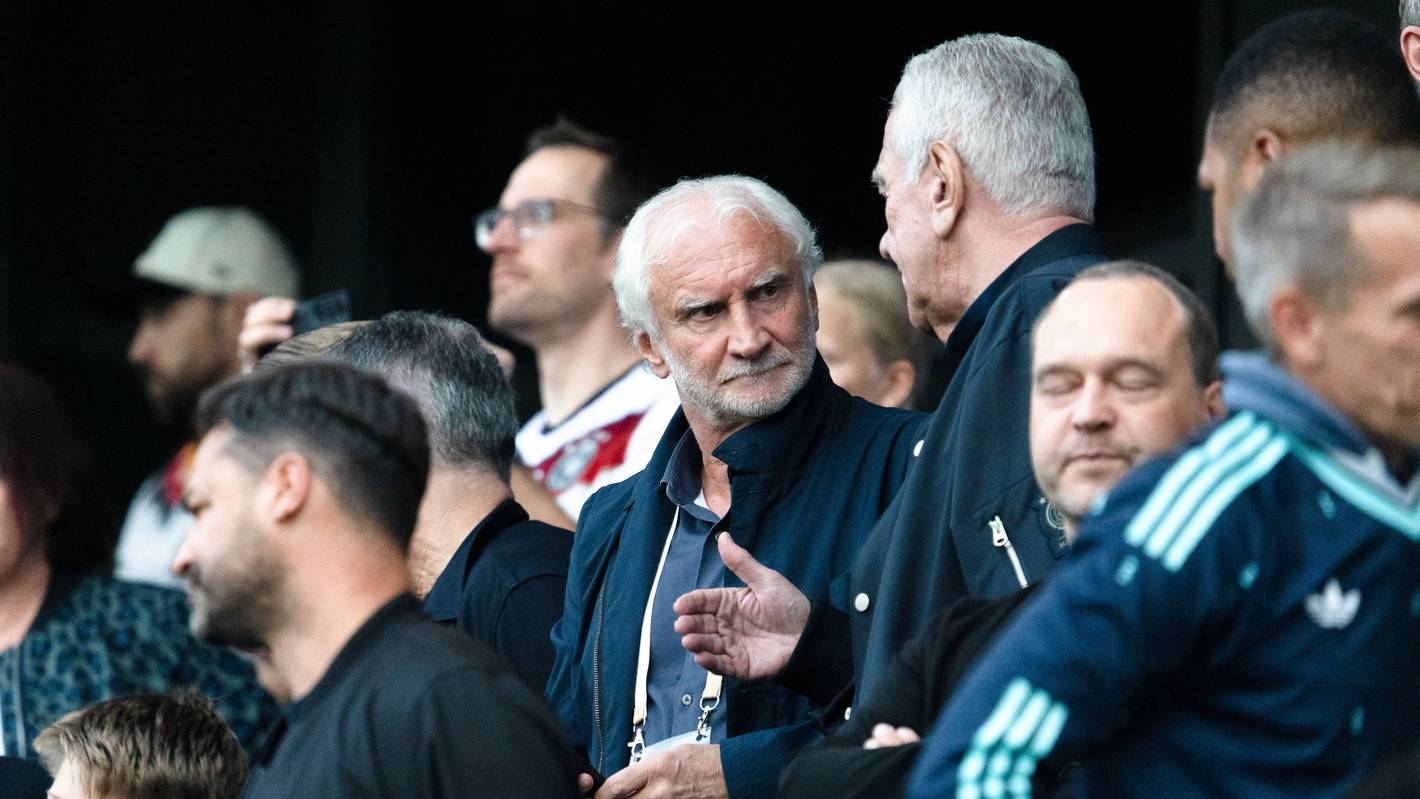 Blick auf die Tribüne beim DFB-Spiel mit Rudi Völler.